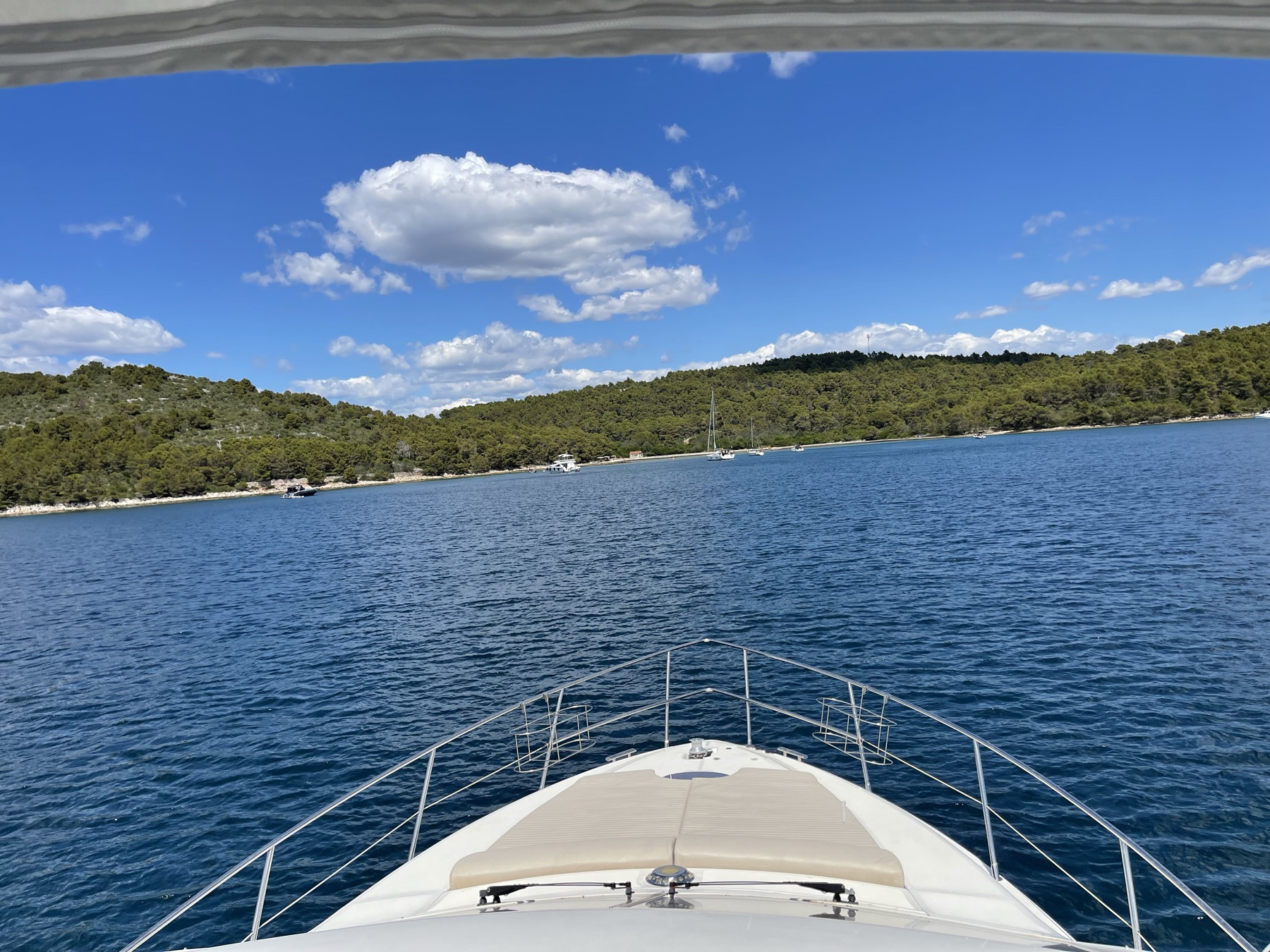 Blick vom Bug auf eine Bucht