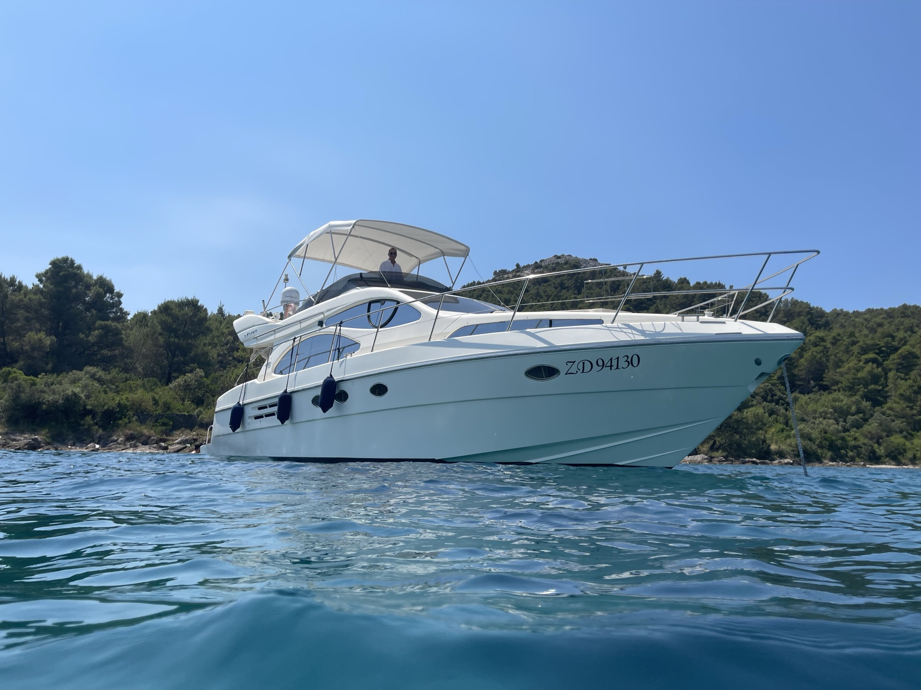 ALEXIS vor Anker in einer Bucht